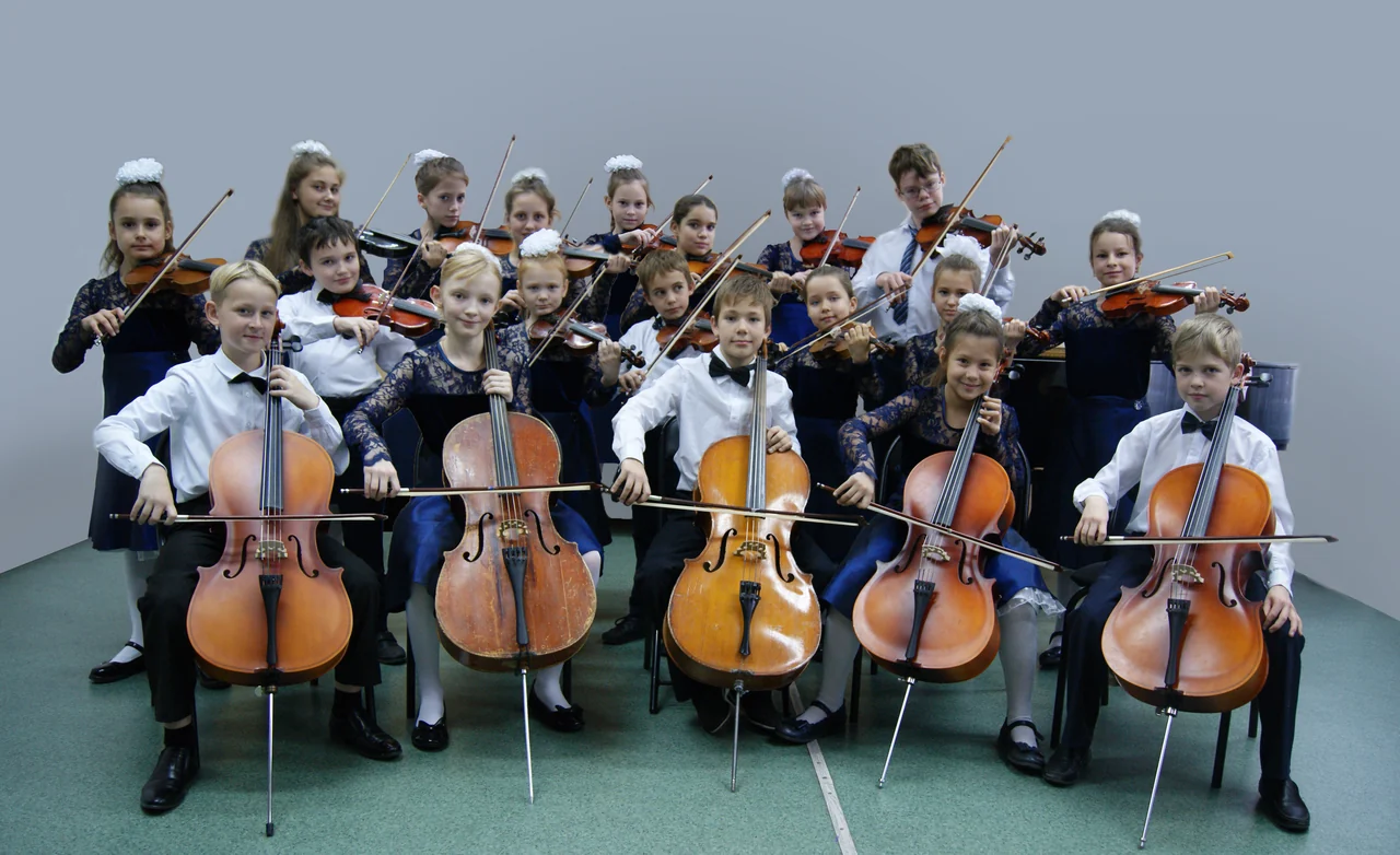 Kinder des Streicherensembles mit ihren Instrumenten in Spielhaltung