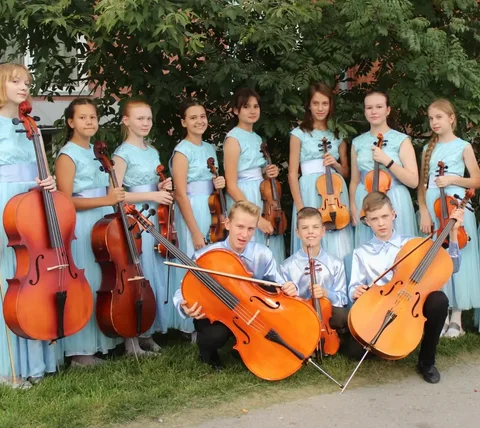 Das Ensemble mit Violinen und Violoncelli im Freien
