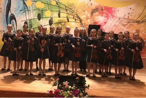 Violinensemble auf der Konzertbühne