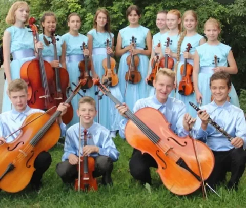 Gemeinsames Foto mit Violinen und Violoncelli