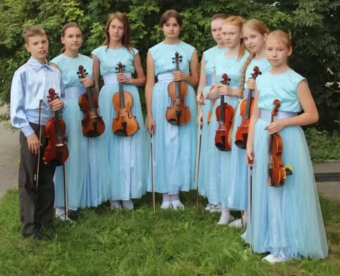 Junge Musikerinnen und Musiker mit ihren Violinen