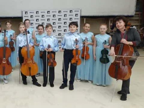 Olga Gerasimenko mit jungen Musikerinnen und Musikern